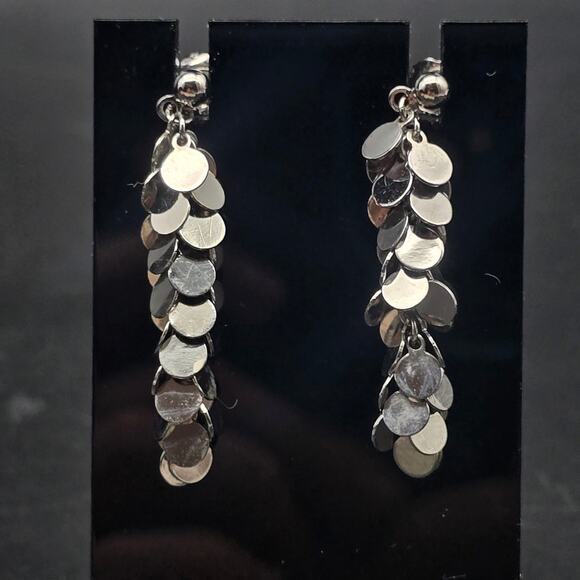 Avon Celebration Dangle Earrings In Box Silver Tone Cha Cha Discs - Picture 1 of 7